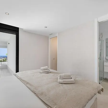 Luxury 3br - Sea Views, Terrace, Garage Lejlighed *