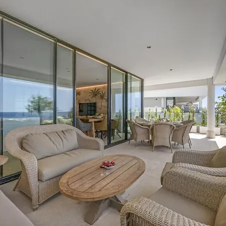 Luxury 3br - Sea Views, Terrace, Garage Lejlighed *